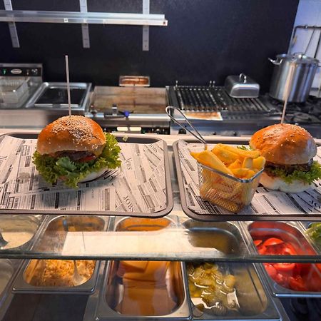 Hotel Zur Alten Stadtkellerei Leipzig Bagian luar foto A burger being prepared at a restaurant