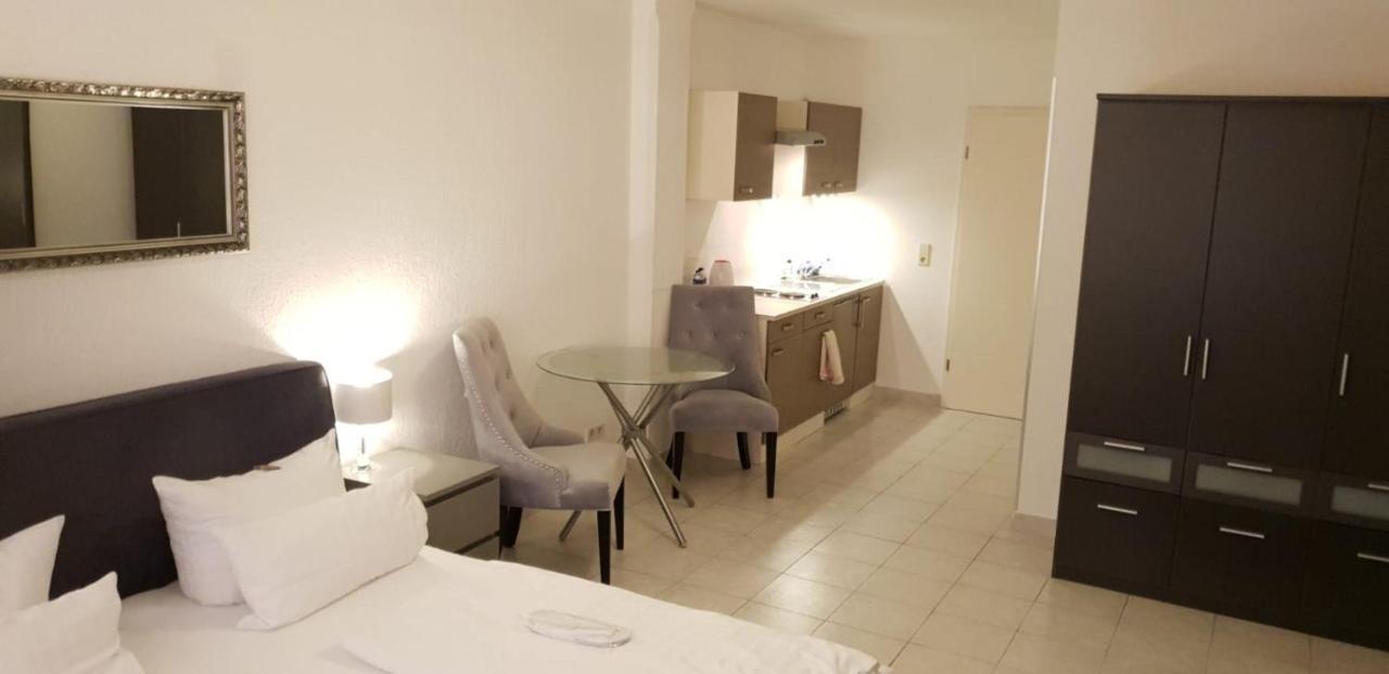 Hotel Zur Alten Stadtkellerei Leipzig Bagian luar foto A studio apartment in London