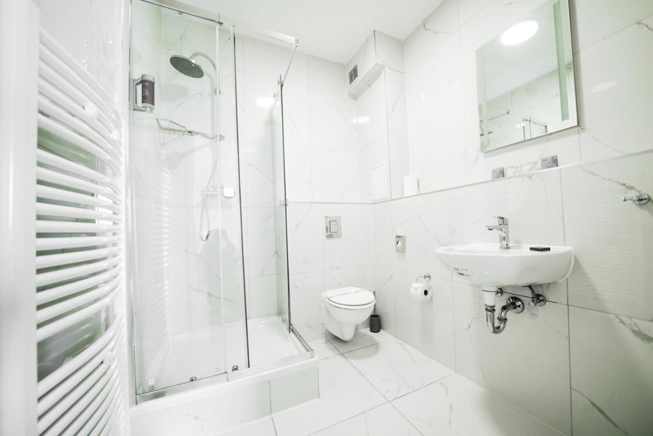 Hotel Zur Alten Stadtkellerei Leipzig Bagian luar foto A modern bathroom