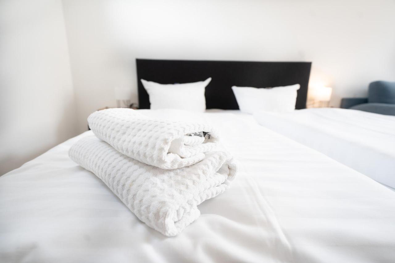 Hotel Zur Alten Stadtkellerei Leipzig Bagian luar foto A bed with a duvet