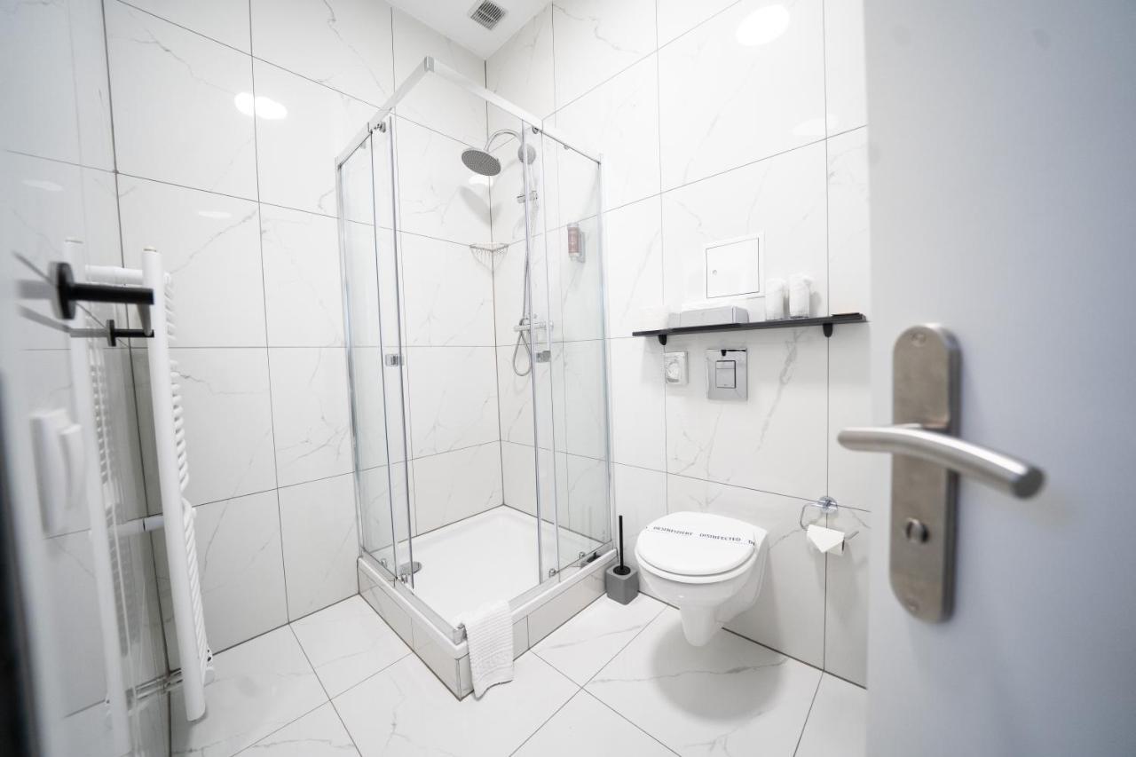 Hotel Zur Alten Stadtkellerei Leipzig Bagian luar foto A shower cubicle