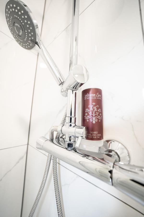 Hotel Zur Alten Stadtkellerei Leipzig Bagian luar foto A shower gel