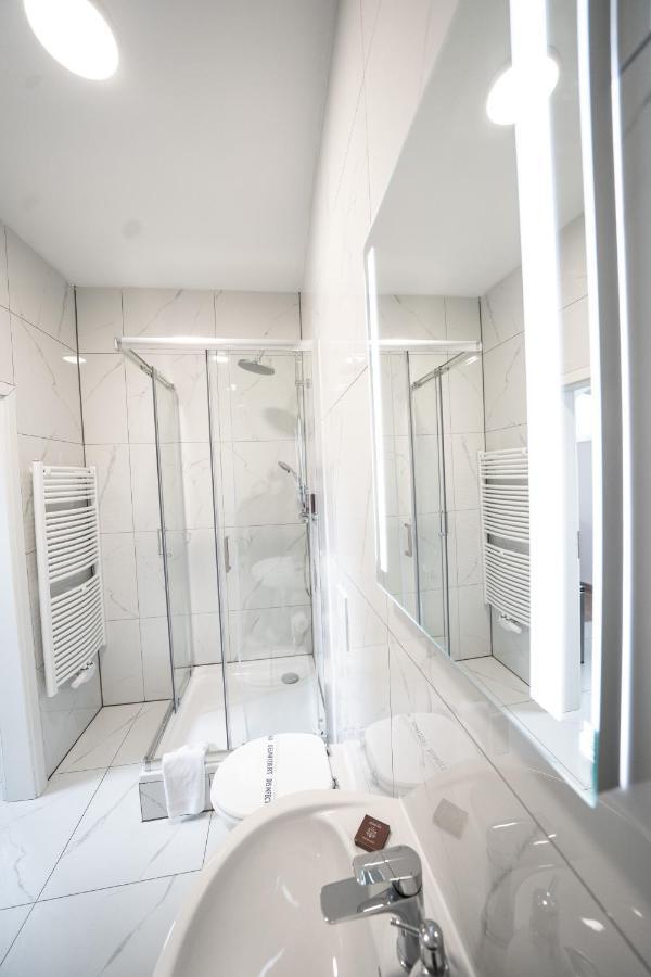 Hotel Zur Alten Stadtkellerei Leipzig Bagian luar foto A shower enclosure