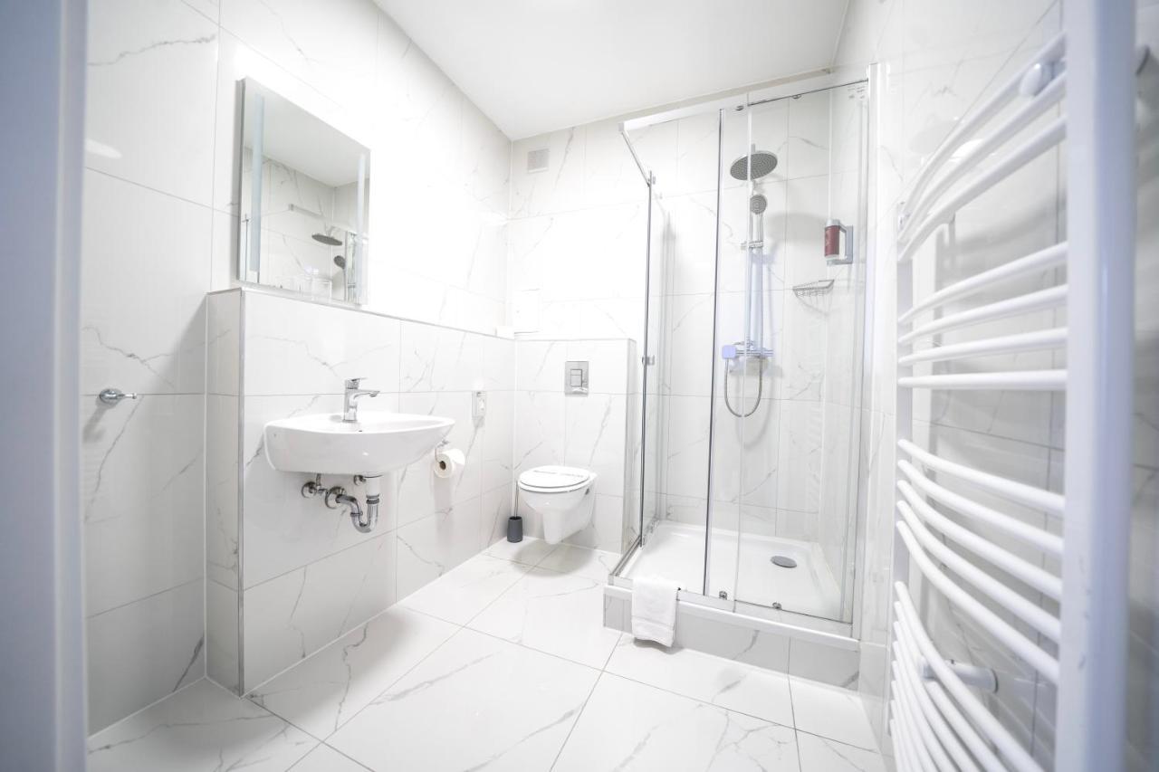 Hotel Zur Alten Stadtkellerei Leipzig Bagian luar foto A shower room