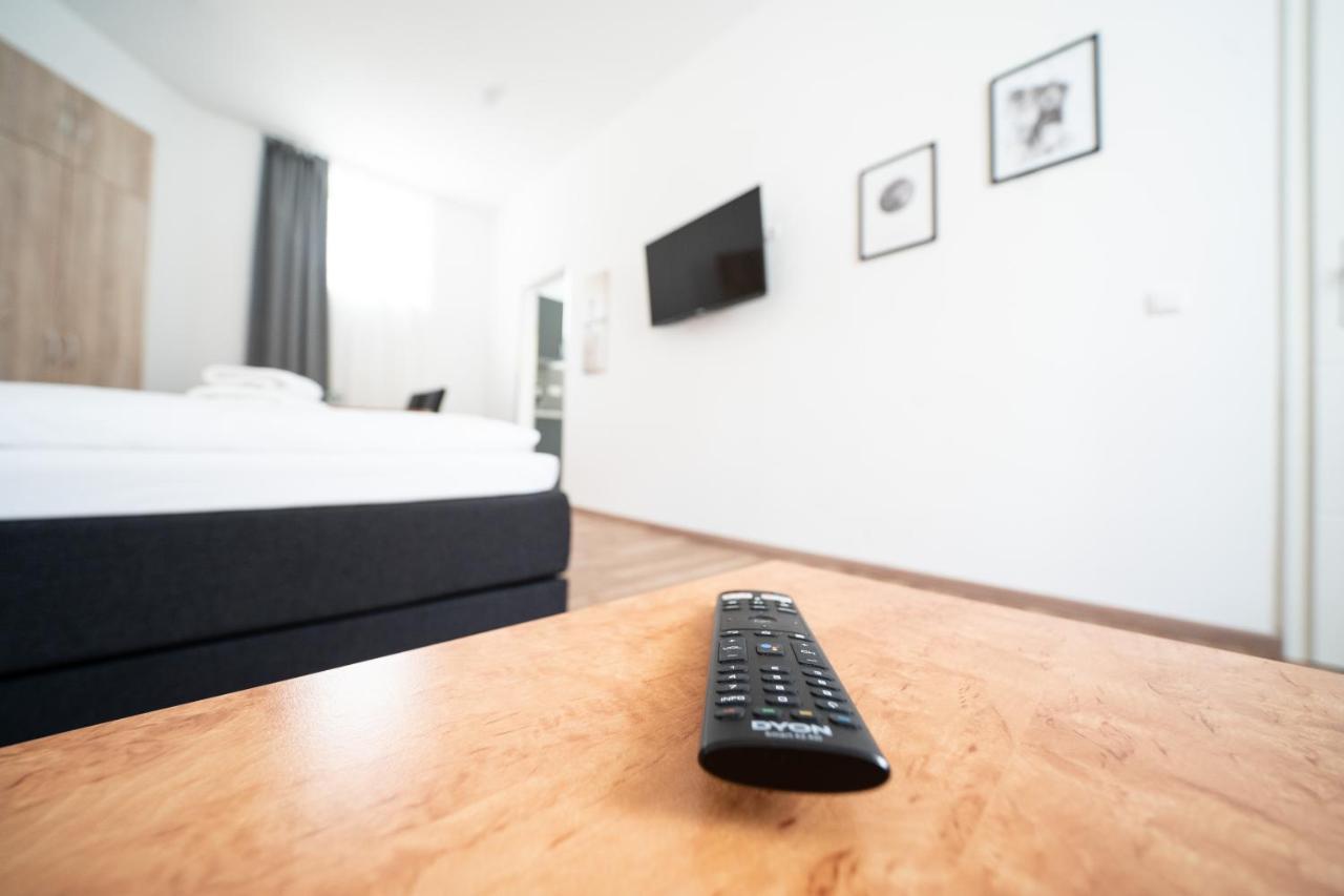Hotel Zur Alten Stadtkellerei Leipzig Bagian luar foto A television remote control