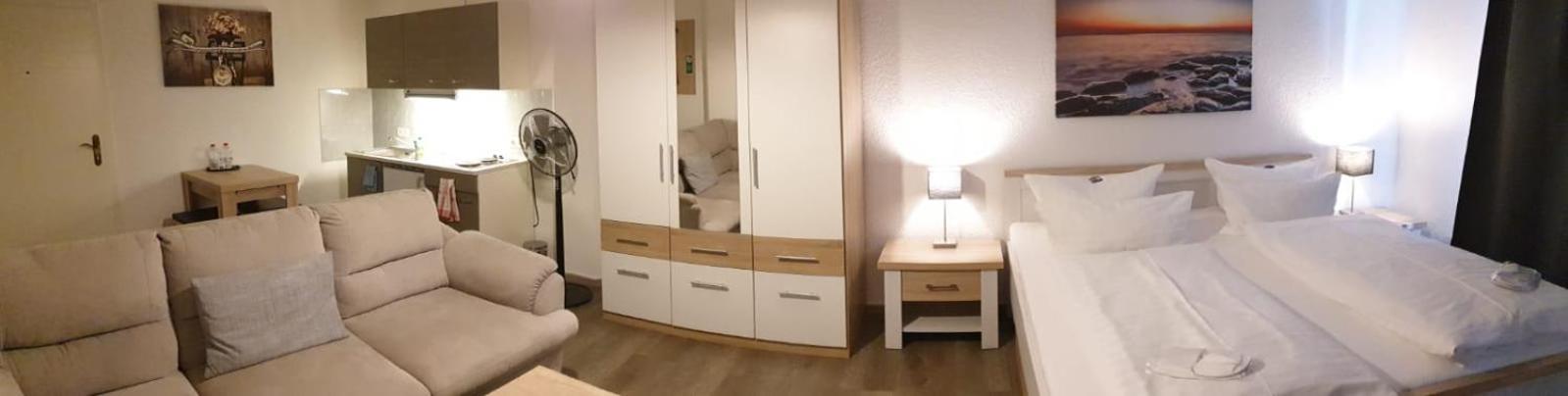 Hotel Zur Alten Stadtkellerei Leipzig Ruang foto A bedroom with a nightstand